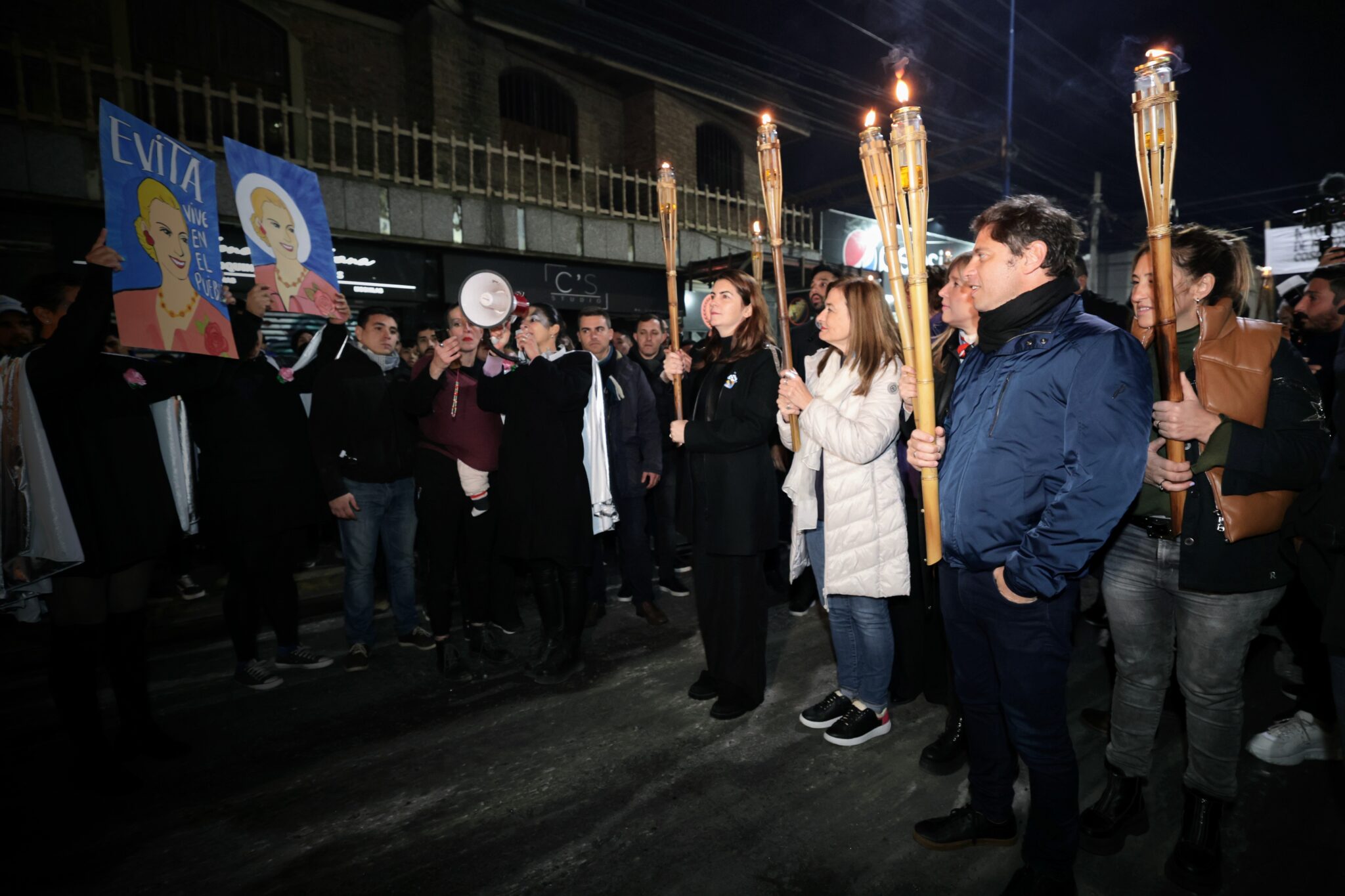 Kicillof Particip De La Marcha De Las Antorchas En Homenaje A Eva