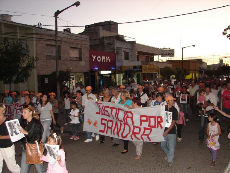 En la marcha por Sandra el padre se quejó por el silencio de Battistella