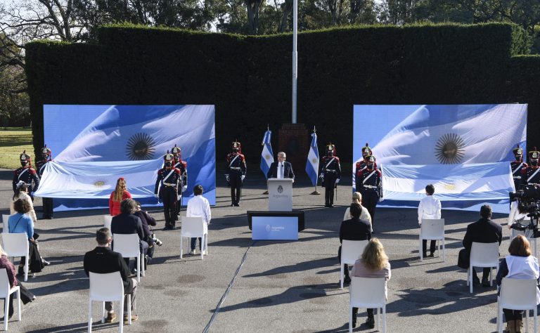 “Vamos a seguir trabajando para que en Argentina se terminen las diferencias”, afirmó el Presidente en el Día de la Bandera