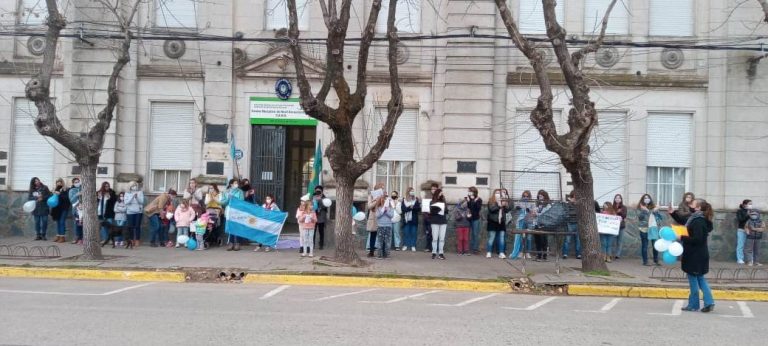 La Escuela N° 1 de Nueve de Julio fue ‘abrazada’ por padres que piden ‘alumnos a las aulas’