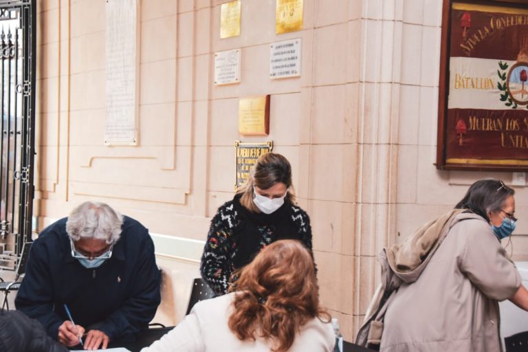 Se vacuna contra la gripe en pleno centro de Nueve de Julio