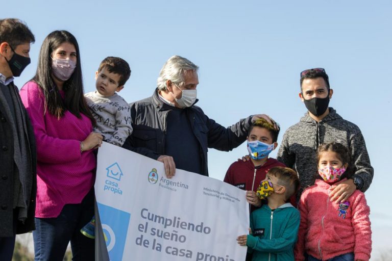 El Presidente anunció obras para urbanizar lotes y en créditos para construir la primera casa en esos terrenos