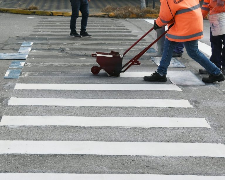 Con nueva máquina termoplástica comenzaron trabajos de demarcación vial en Lincoln