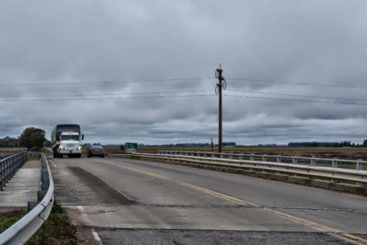 Accidente vial sobre el puente de la ruta 5 y 226