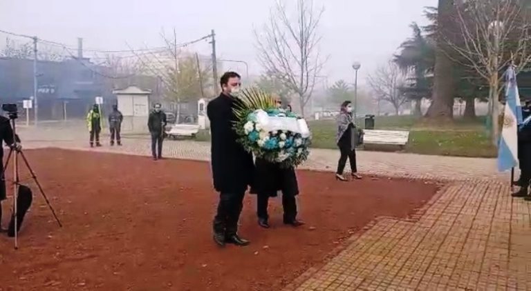 Mariano Barroso dejó una ofrenda floral en el monumento a Manuel Belgrano