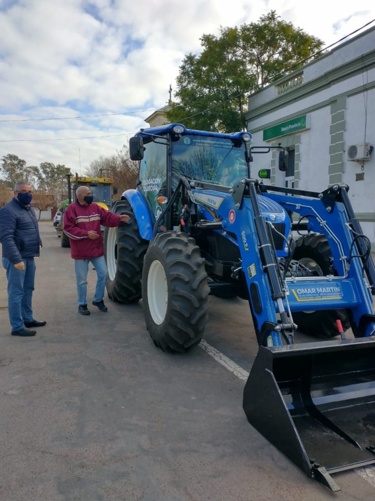 Facundo Quiroga valora el arribo de un tractor con pala hidráulica incorporada