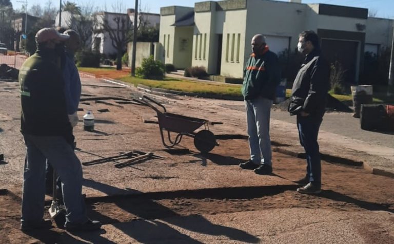 Mariano Barroso recorrió las obras de bacheo en Facundo Quiroga