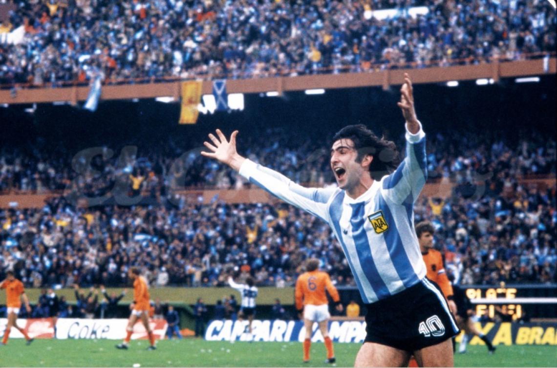 Kempes levantó la Copa del Mundo por primera vez 42 años después de ganarla  - AS Argentina