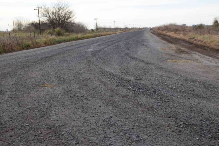 Vecinos de Naón celebran la firma de Mariano Barroso para que se termine el mejorado del camino