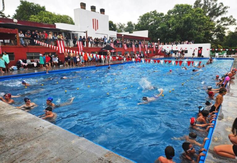 Atlético fue el escenario de una competencia zonal en su histórico natatorio