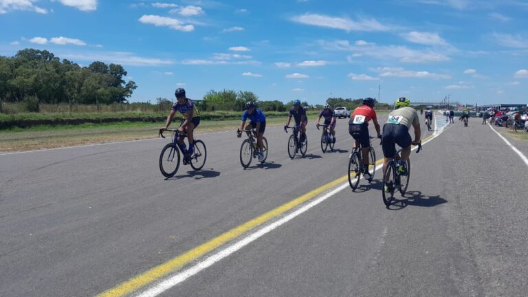 El autódromo nuevejuliense se vistió de ciclistas