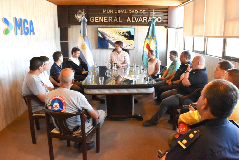 Kicillof visitó Miramar y garantizó el despliegue de la Provincia para asistir a los damnificados por el temporal