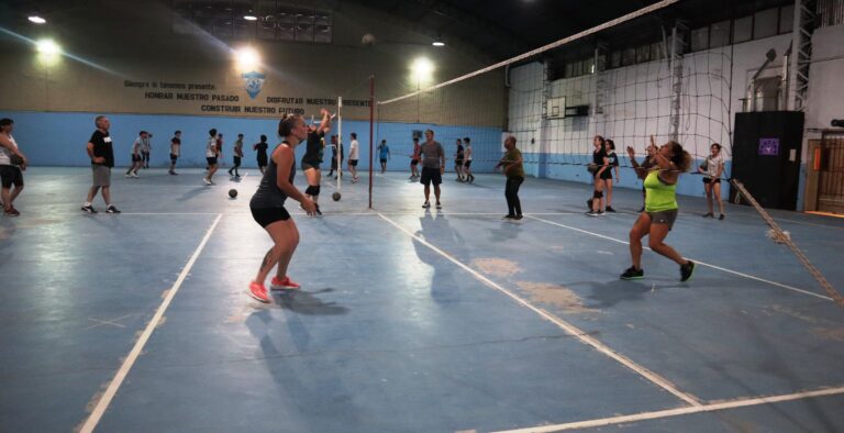 Voley recreativo se desarrolla en el Club San Martín