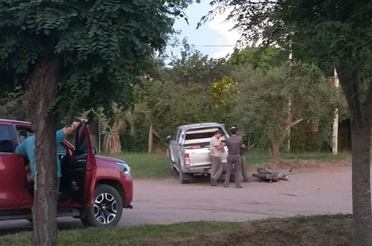 Accidente en Carlos María Naón entre una camioneta y un motociclista