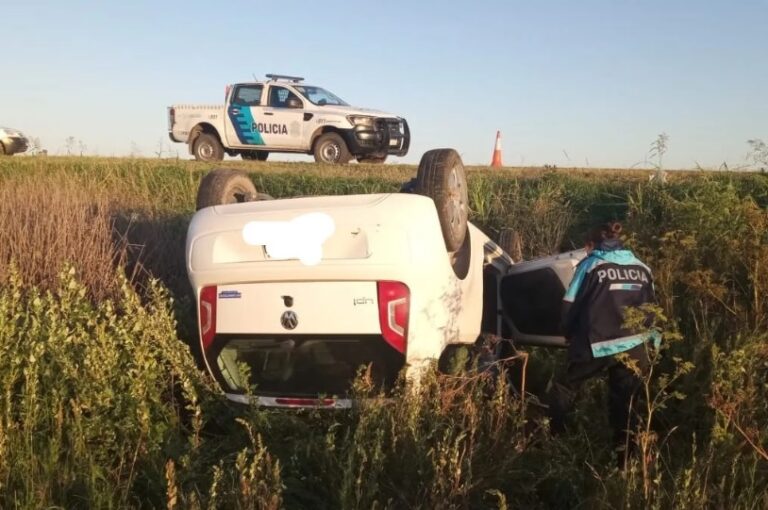 Una mujer sufrió un despiste y volcó en la Ruta 5