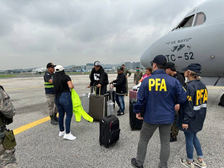 Fue deportada a Ecuador la familia del narcotraficante prófugo “Fito” Macías