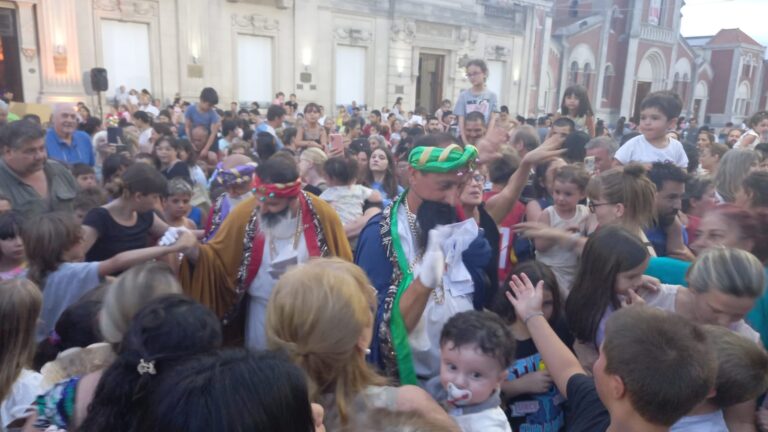 Niños y familias vivieron con gran alegría la presencia de los Reyes Magos en Nueve de Julio