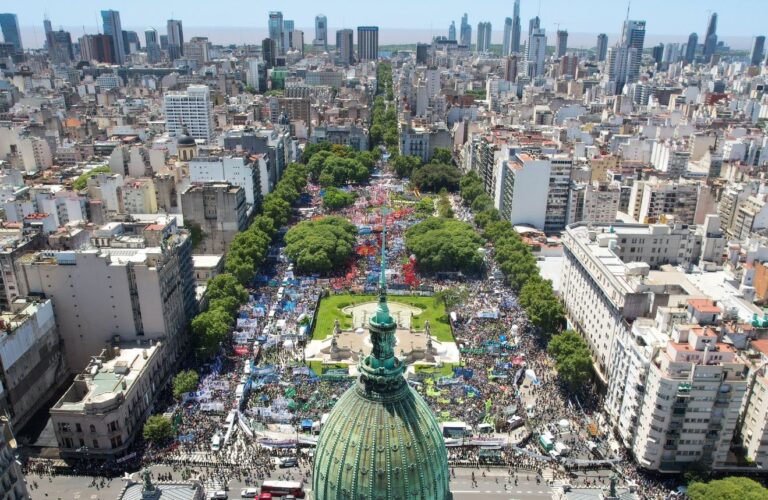 La CGT a los legisladores: “Están con los trabajadores o con las corporaciones monopólicas” y “no actúen en la oscuridad”