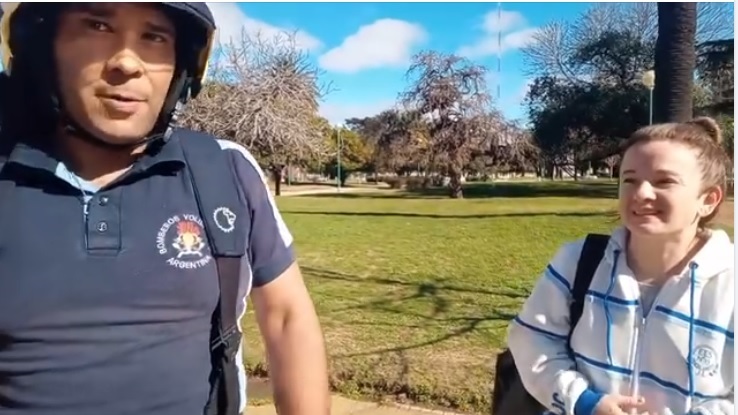 Emotiva propuesta de matrimonio de Bombero Voluntario en la puerta de una Escuela