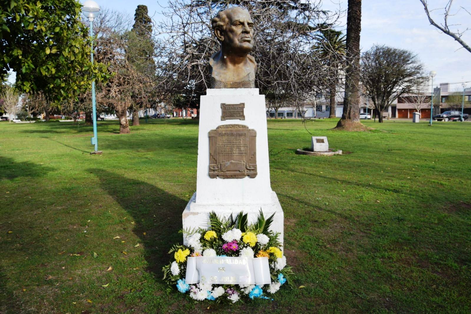 Día del Maestro: ofrenda floral en honor a Domingo Faustino Sarmiento |  Cadena Nueve - Diario Digital