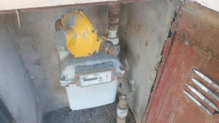 Vecinos denuncian robo de flexibles de bronce de medidores de gas en la zona de Arturo Frondizi y Gral. Urquiza