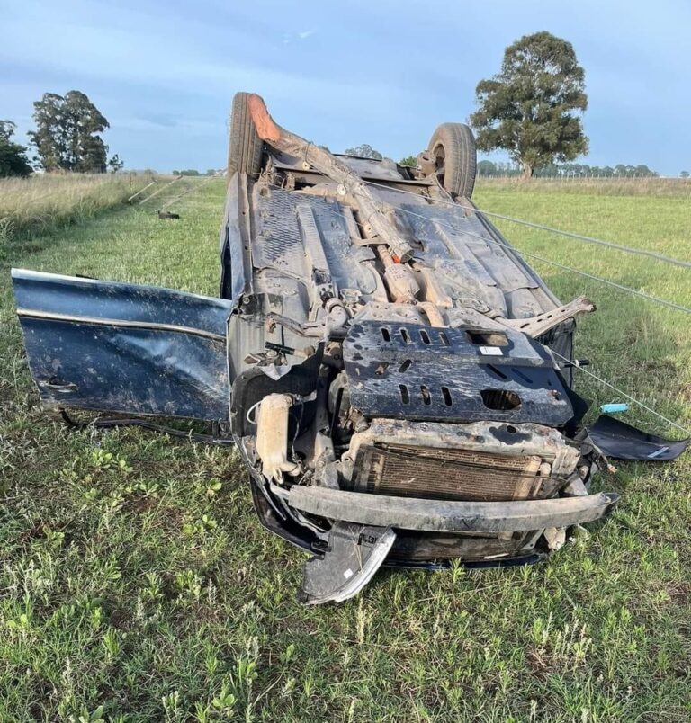 Un auto volcó en la entrada a Henderson